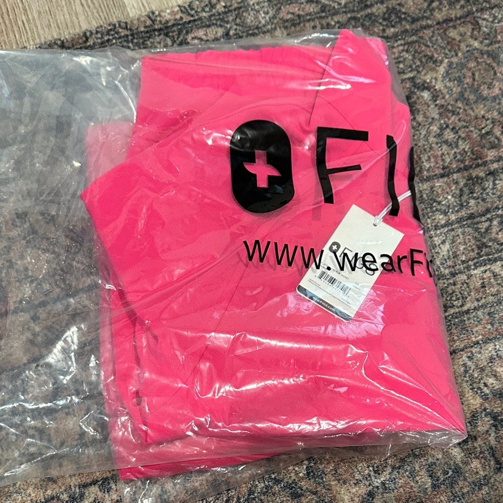 NWT FIGS Sydney Scrub Jacket in Pink - Picture 2 of 2